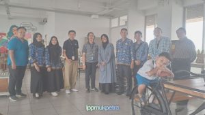 Bawa Cacahan Tutup Botol, Guru SMPN 57 Cari Inspirasi Produk Olahan Sampah Plastik di UK Petra