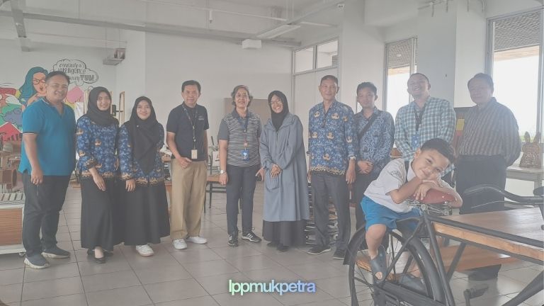 Bawa Cacahan Tutup Botol, Guru SMPN 57 Cari Inspirasi Produk Olahan Sampah Plastik di UK Petra
