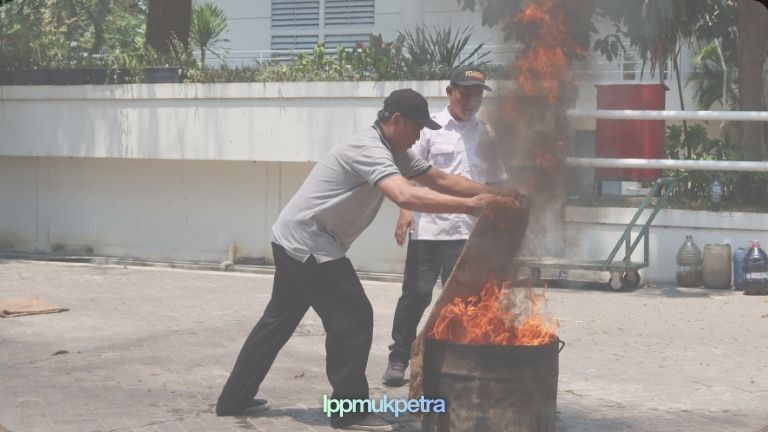 Warga Siwalankerto Belajar Memadamkan Api bersama UKK UK Petra dan Damkar Surabaya